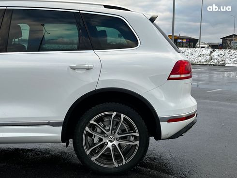 Volkswagen Touareg 2016 белый - фото 9