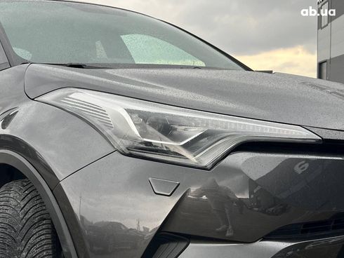 Toyota C-HR 2017 серый - фото 13