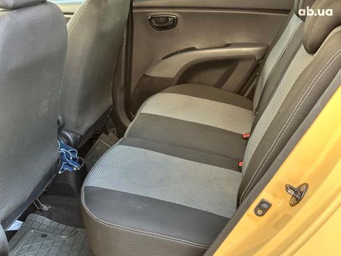 Hyundai i10 2009 желтый - фото 12