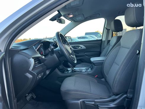 Chevrolet Traverse 2017 серый - фото 20