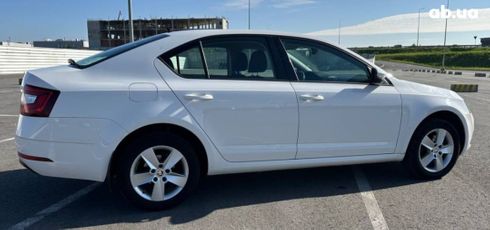 Skoda Octavia 2018 белый - фото 7