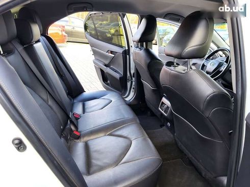 Toyota Camry 2021 - фото 10