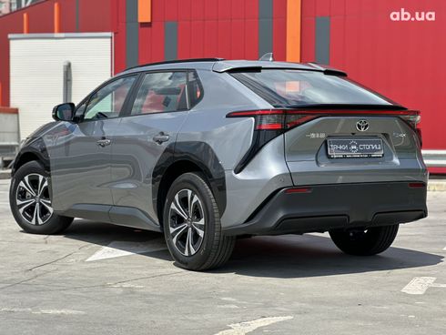 Toyota bZ 2022 серый - фото 6