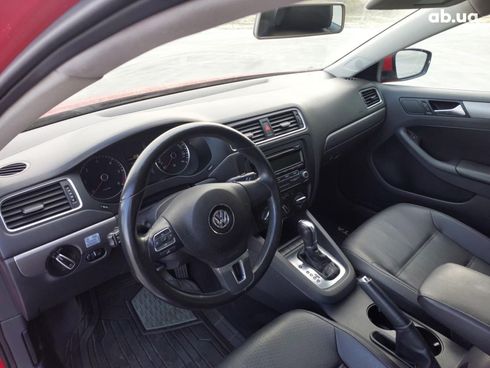 Volkswagen Jetta 2013 красный - фото 12