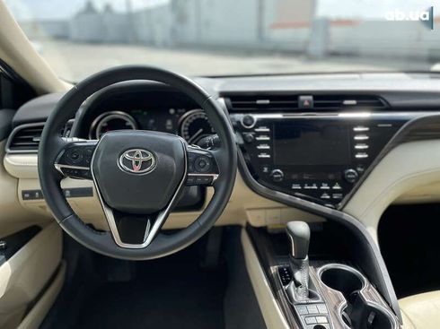 Toyota Camry 2020 - фото 15