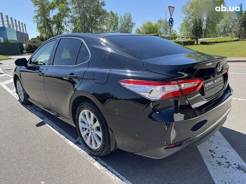 Toyota Camry 2020 - фото 8