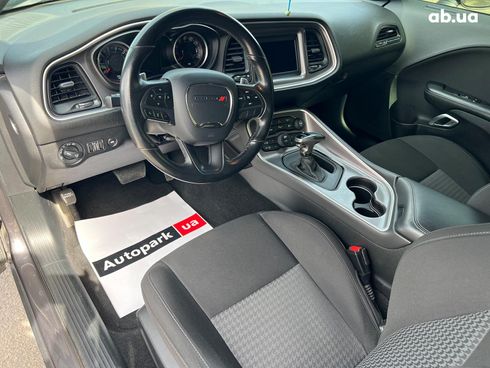 Dodge Challenger 2019 серый - фото 19