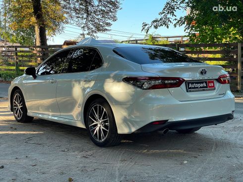 Toyota Camry 2022 белый - фото 13