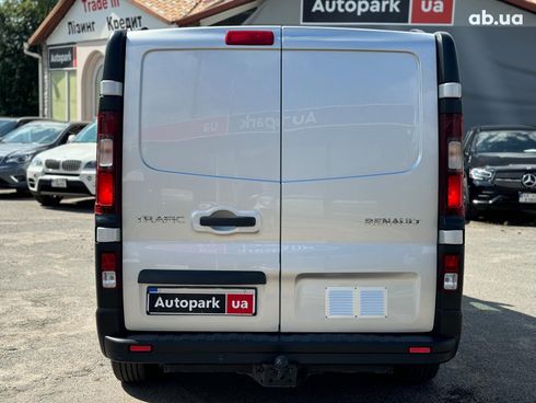 Renault Trafic 2016 серый - фото 6