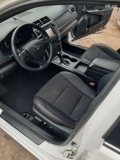Toyota Camry 2015 белый - фото 6