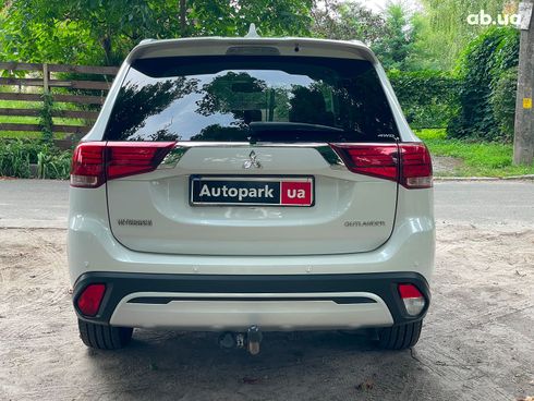 Mitsubishi Outlander 2019 белый - фото 9