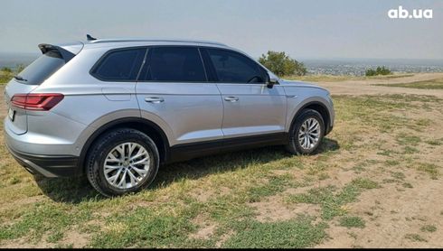 Volkswagen Touareg 2019 серый - фото 9