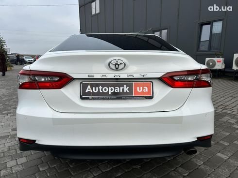 Toyota Camry 2021 белый - фото 7