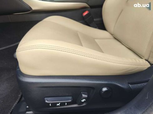 Lexus IS 2017 - фото 14