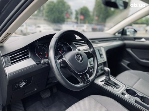 Volkswagen Passat 2018 серый - фото 10