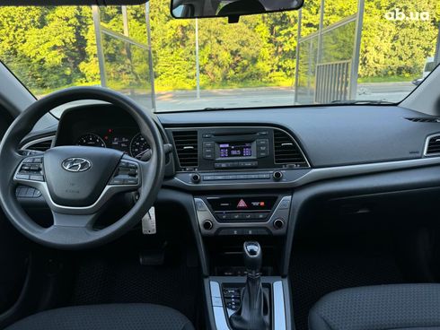 Hyundai Elantra 2018 серый - фото 20