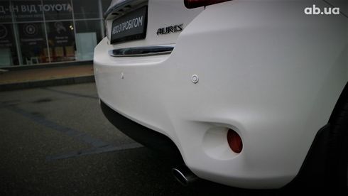 Toyota Auris 2011 белый - фото 6
