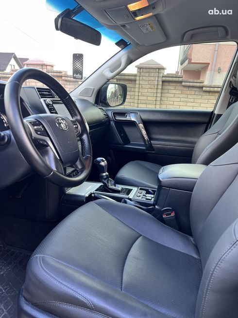 Toyota Land Cruiser Prado 2018 черный - фото 4