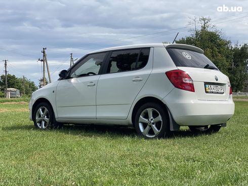 Skoda Fabia 2012 белый - фото 10