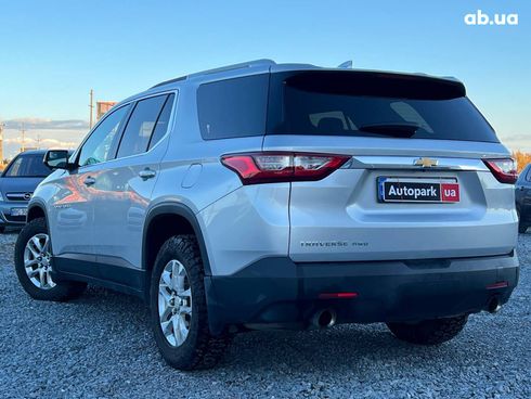 Chevrolet Traverse 2017 серый - фото 6