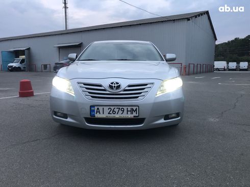 Toyota Camry 2008 серебристый - фото 2