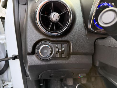 Chevrolet Tracker 2013 белый - фото 22