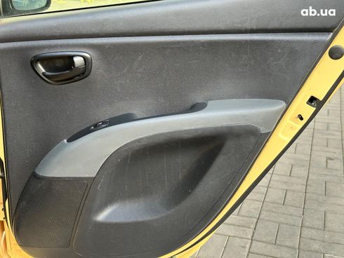 Hyundai i10 2009 желтый - фото 15