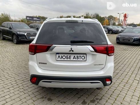 Mitsubishi Outlander 2018 - фото 6