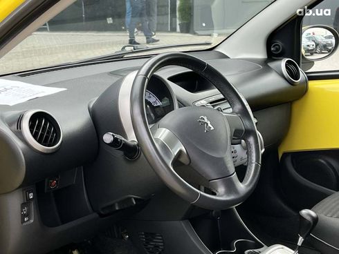 Peugeot 107 2012 желтый - фото 17