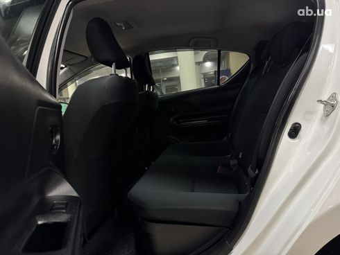 Toyota Aqua 2018 белый - фото 7