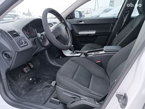Volvo S40 2010 белый - фото 23