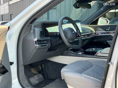 BMW i7 2023 белый - фото 48
