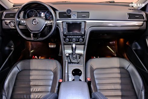 Volkswagen Passat 2017 серебристый - фото 8