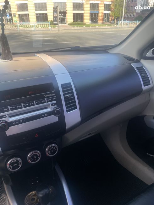 Mitsubishi Outlander XL 2008 белый - фото 12