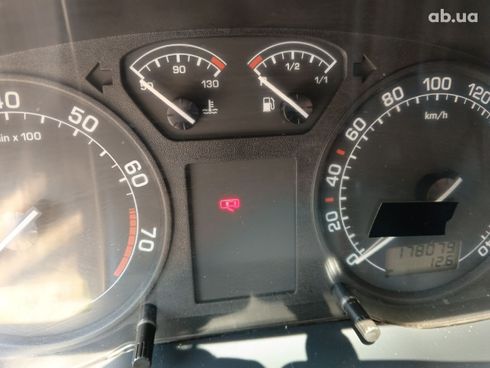 Skoda Octavia 2010 серебристый - фото 3