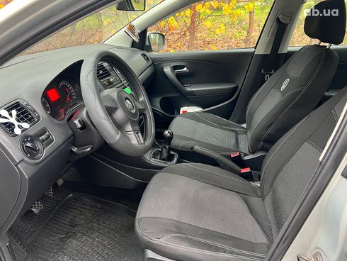 Volkswagen Polo 2013 бежевый - фото 32