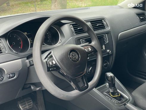 Volkswagen Jetta 2016 белый - фото 13
