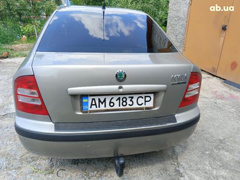 Skoda Octavia 2010 серебристый - фото 16