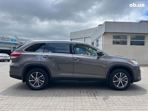 Toyota Highlander 2019 серый - фото 7