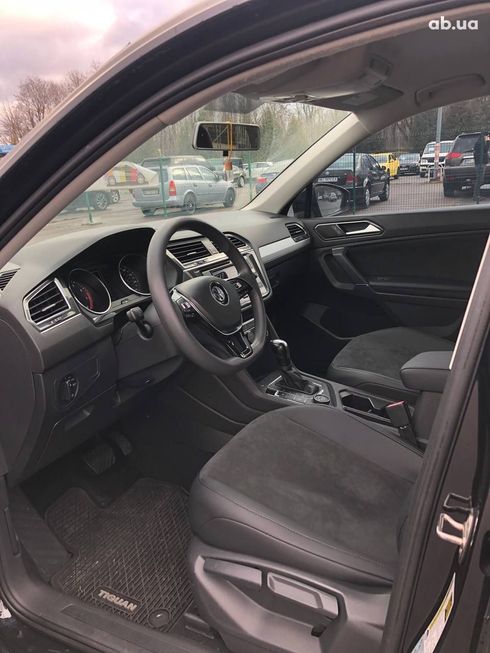 Volkswagen Tiguan 2018 черный - фото 4