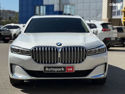 BMW 7 серия 2019 белый - фото 2