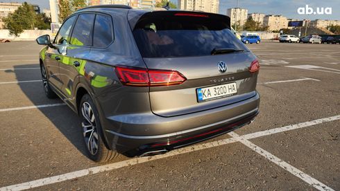 Volkswagen Touareg 2020 серый - фото 8