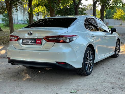 Toyota Camry 2022 белый - фото 10