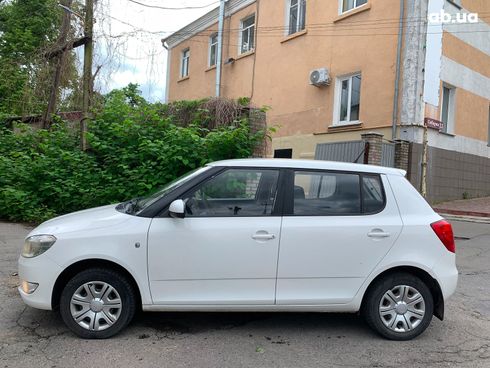 Skoda Fabia 2012 белый - фото 8