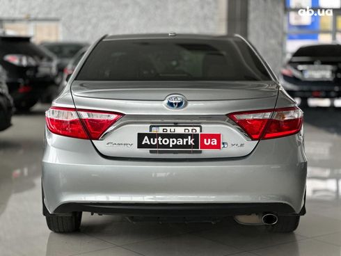 Toyota Camry 2015 серый - фото 5