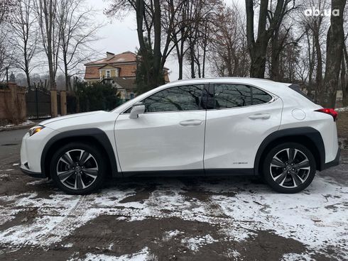 Lexus UX 2018 белый - фото 15