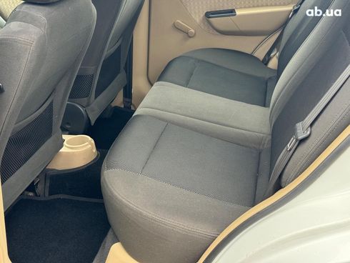 Chevrolet Aveo 2008 белый - фото 17