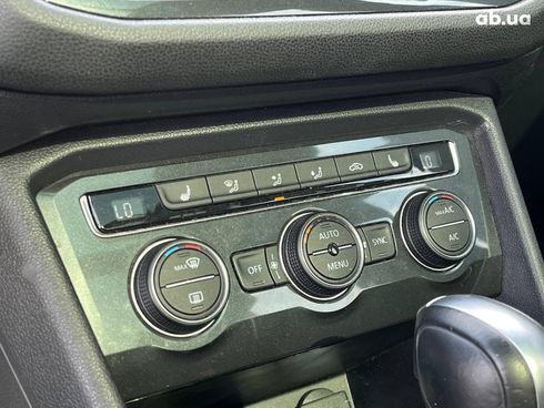 Volkswagen Tiguan 2018 синий - фото 12