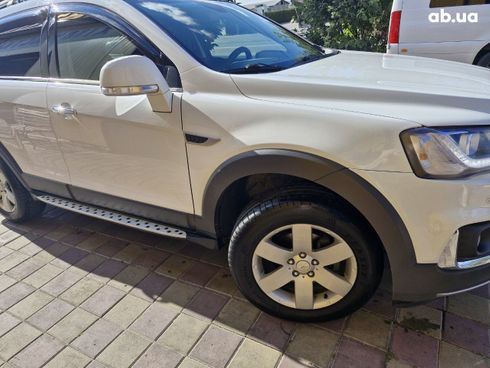 Chevrolet Captiva 2016 белый - фото 12