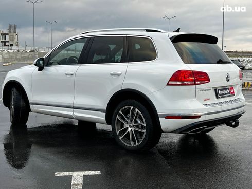 Volkswagen Touareg 2016 белый - фото 10